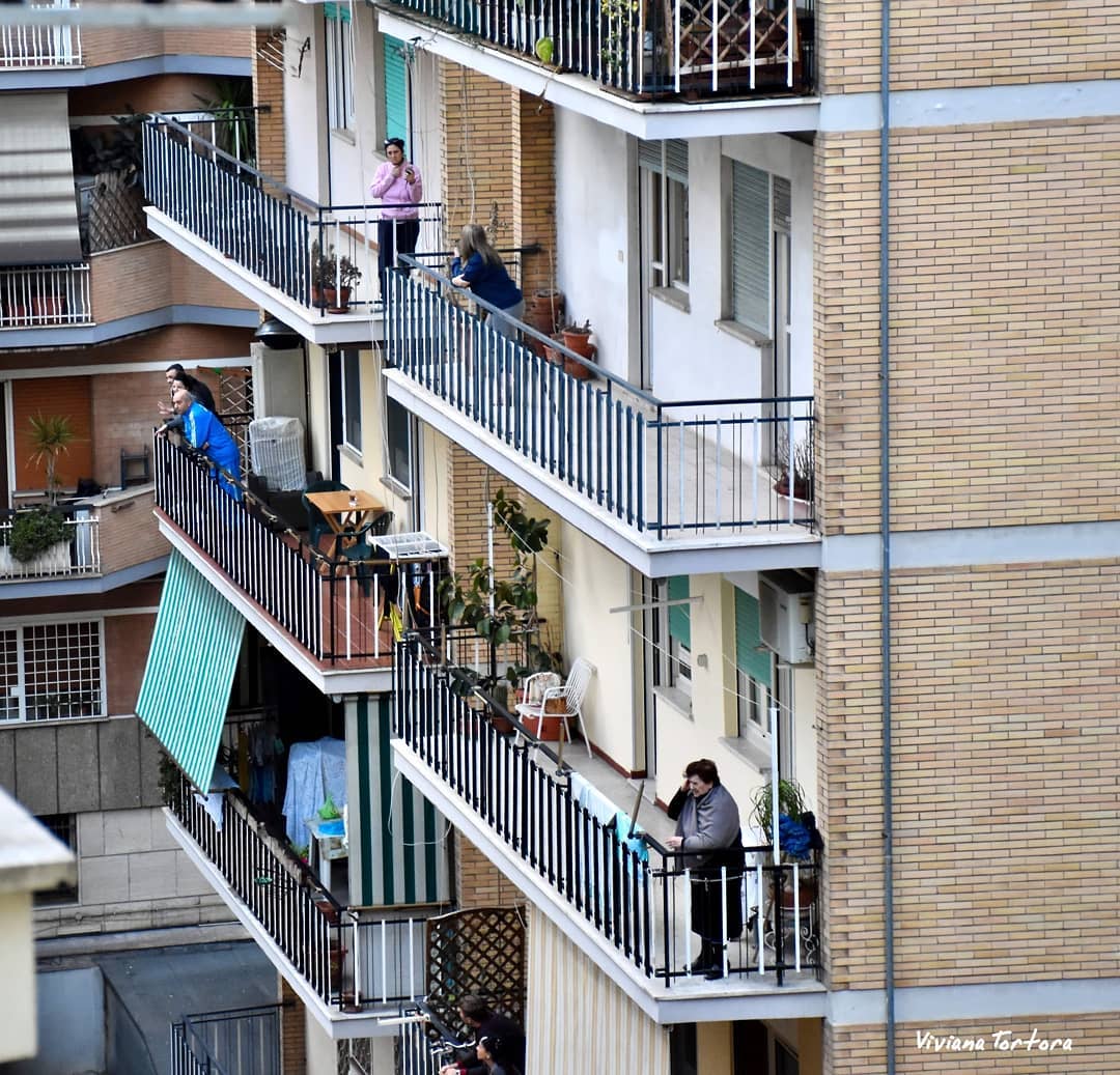 Coronavius: la coppia che balla sul balcone e i video più belli dell'Italia che resiste