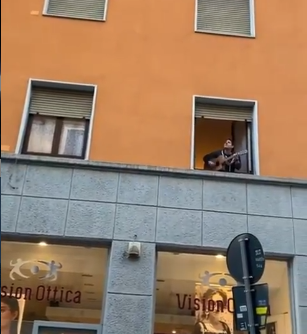 Coronavius: la coppia che balla sul balcone e i video più belli dell'Italia che resiste