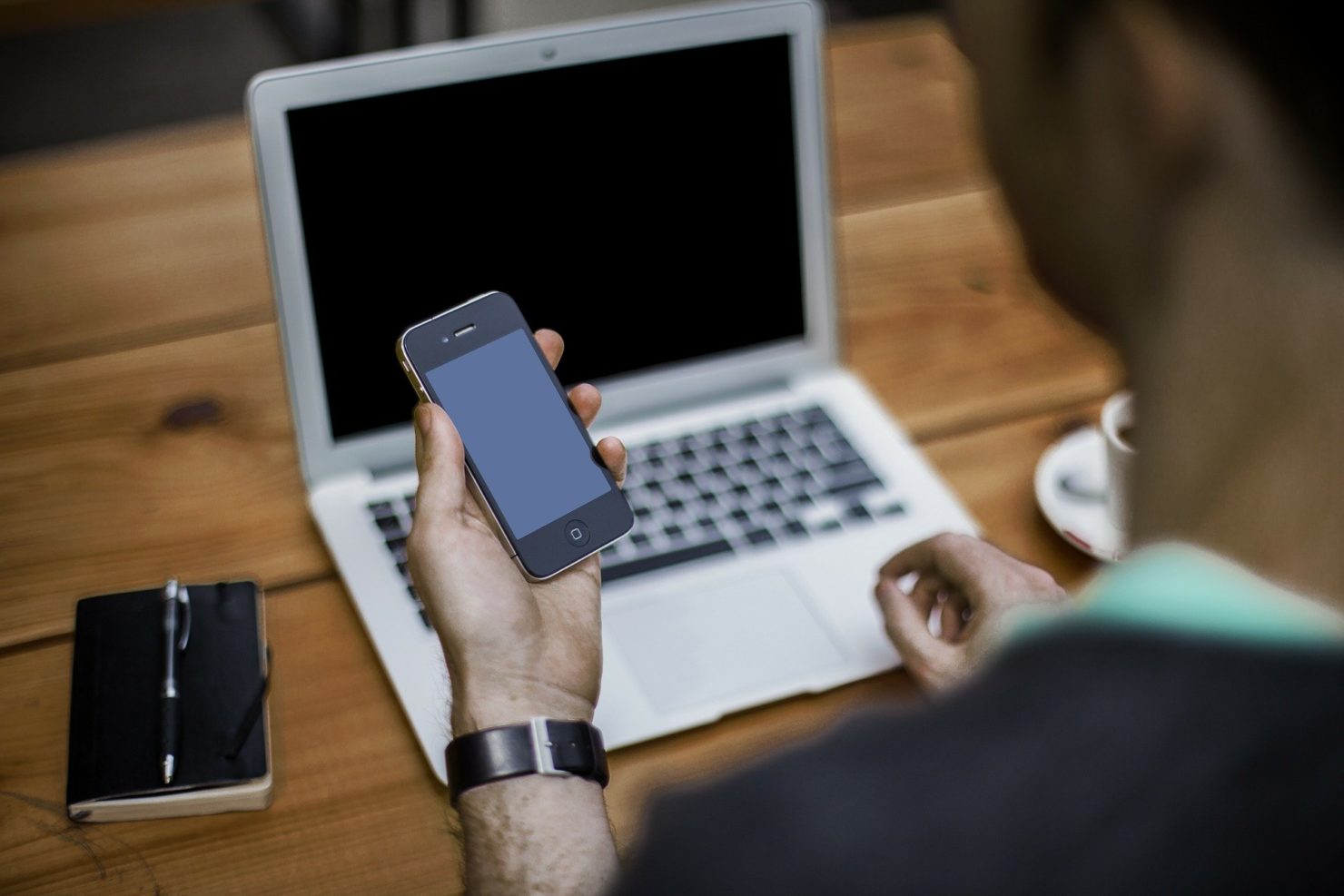 Le app per fare l'aperitivo e cenare "insieme" nonostante il coronavirus
