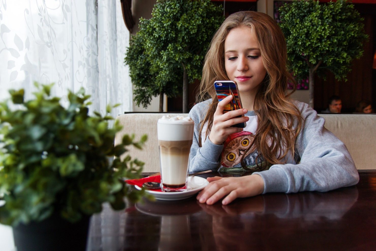 Le app per fare l'aperitivo e cenare "insieme" nonostante il coronavirus