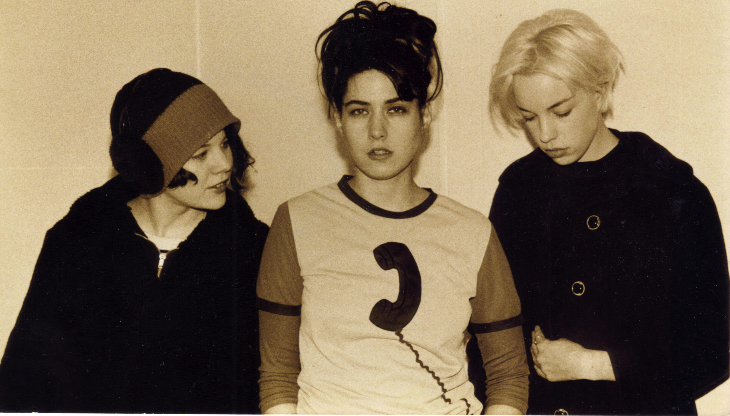 Riot grrrl, le ragazze che cantano di aborto, vagina, stupro e femminismo