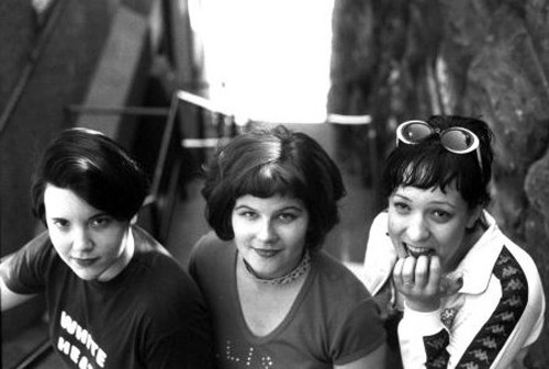 Riot grrrl, le ragazze che cantano di aborto, vagina, stupro e femminismo