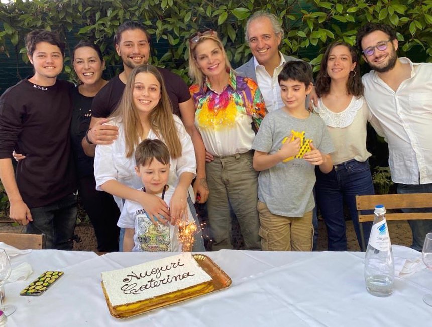 "Non abbiate paura!": Simona Ventura si mostra in bikini a 55 anni