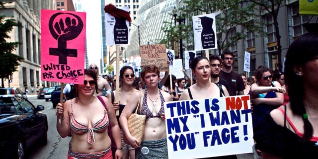 Slutwalk: perché non sono le donne a dover 'evitare di vestirsi come t**ie' Slutwalk: perché non sono le donne a dover 'evitare di vestirsi come t**ie'