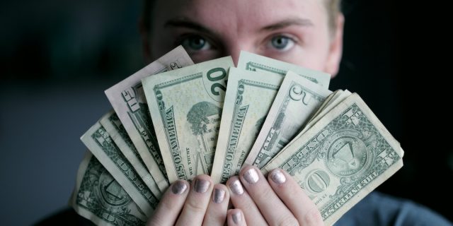 L'infedeltà finanziaria esiste e può rovinare il/la partner più dell'altra L'infedeltà finanziaria esiste e può rovinare il/la partner più dell'altra