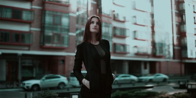 Donna alfa, ovvero il mito dannoso della donna con le palle "diversa dalle altre" Donna alfa, ovvero il mito dannoso della donna con le palle "diversa dalle altre"