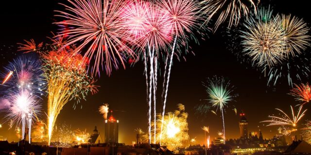 Cosa fare a capodanno: 13 idee per passarlo soli o... di nuovo in compagnia