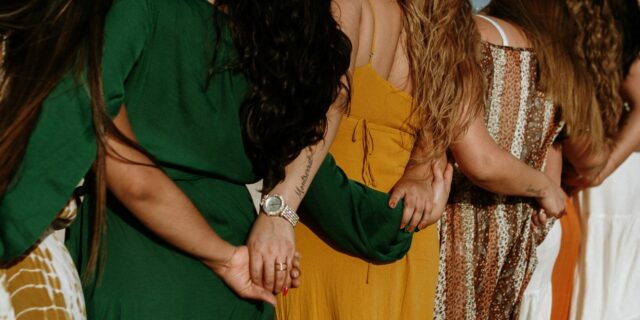 “Le donne sono le migliori alleate delle donne", la lezione islandese al girlboss