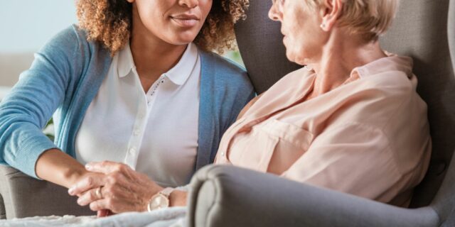 Cosa dice il nuovo contratto su colf e badanti: le cose da sapere