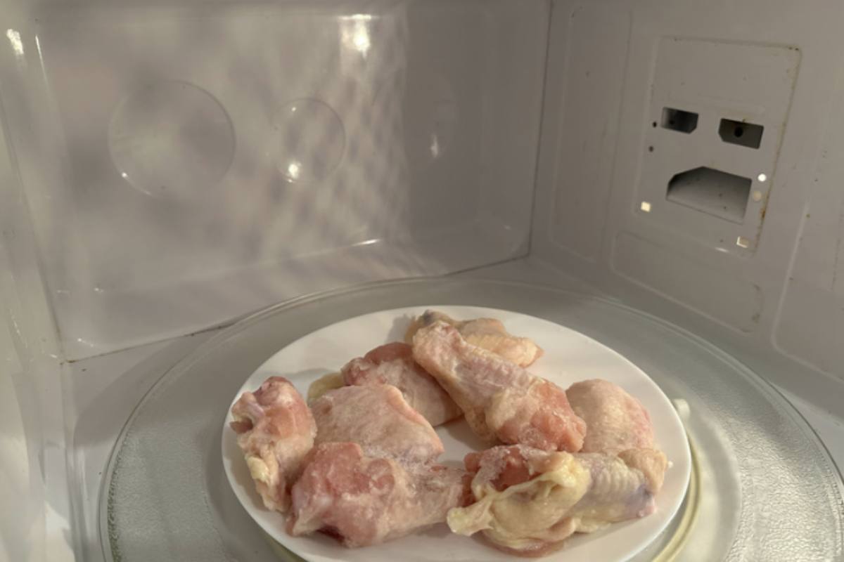 Un tema spesso dibattuto riguarda la possibilità di congelare le uova crude. Il tecnologo alimentare Giorgio Donegani conferma che è possibile,