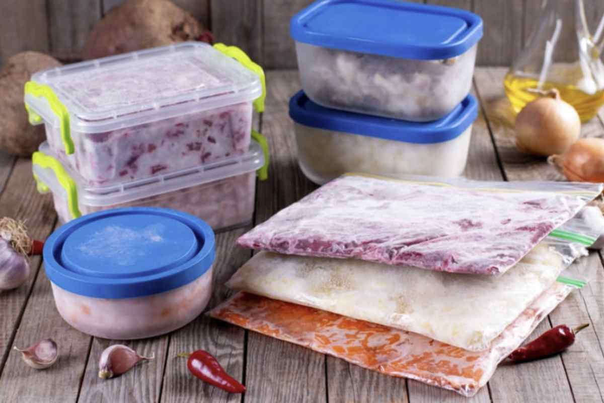 Scongelato così, il cibo diventa pericoloso: l’esperto svela gli errori da evitare