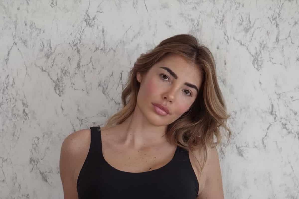 Tutti pazzi per il look total black di Martina De Ioannon: l’alternativa low cost da cogliere al volo Tutti pazzi per il look total black di Martina De Ioannon: l’alternativa low cost da cogliere al volo