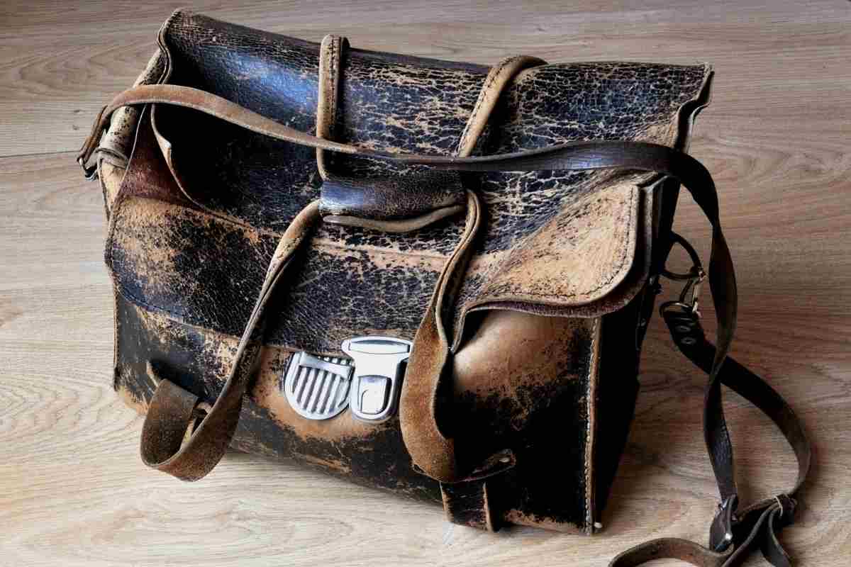 Borse e stivali di pelle screpolati, ferma i danni invernali con questo rimedio: belli e morbidissimi Borse e stivali di pelle screpolati, ferma i danni invernali con questo rimedio: belli e morbidissimi