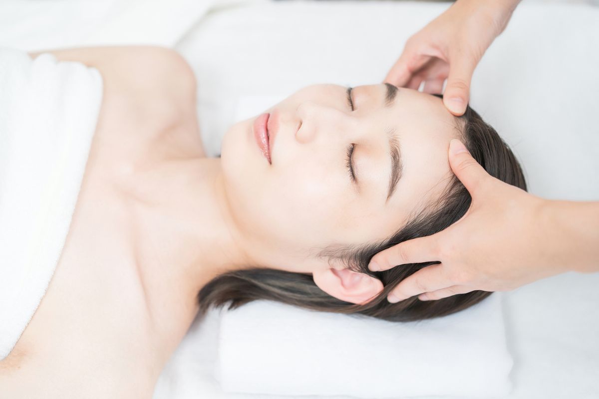 Altro che botox e creme costose: il massaggio facciale giapponese di ringiovanisce subito di 10 anni (provare per credere)