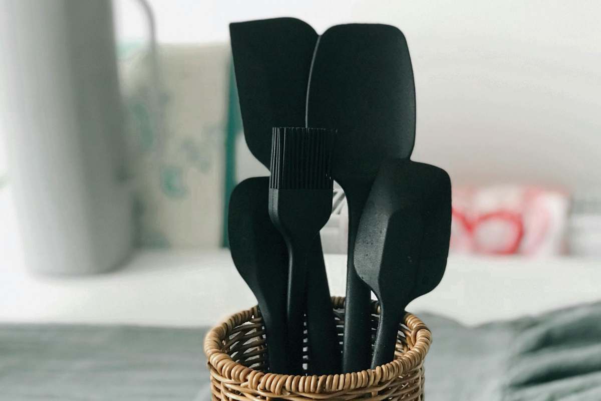 Utensili da cucina, se sono di questo colore buttali subito