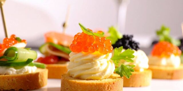 Capodanno, 5 idee geniali per tartine sfiziose che ti faranno fare un figurone: facili, veloci ed economiche