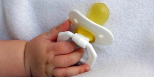 Addio al ciuccio senza lacrime: la guida definitiva per toglierlo nel momento giusto (ed evitare danni)