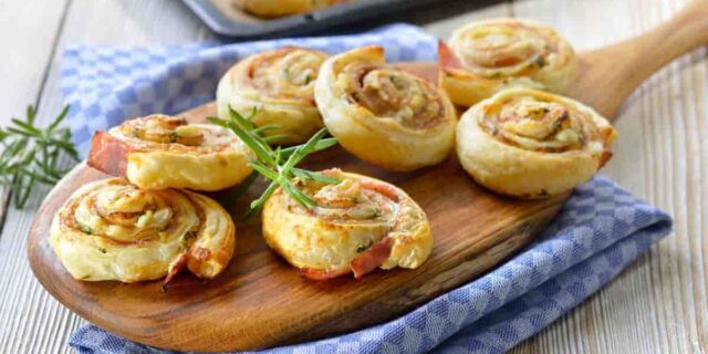 Girelle di sfoglia patate e pancetta: l'antipasto di Capodanno che salva la serata (e il portafoglio)