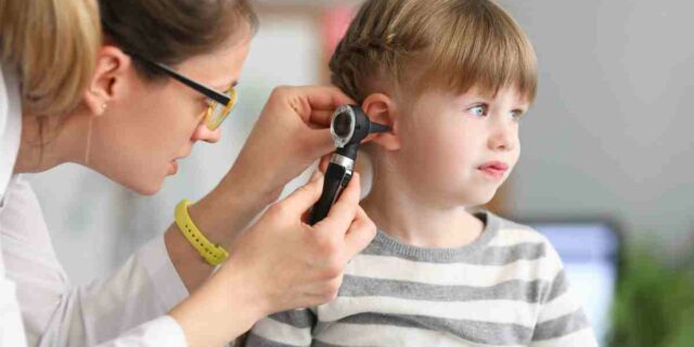 Orecchie rosse nei bambini, quando bisogna andare dal pediatra: i sintomi da non sottovalutare