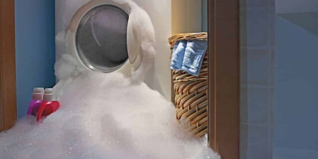 Schiuma nella lavatrice, un segnale da non trascurare: queste semplici abitudini ti salvano dal disastro