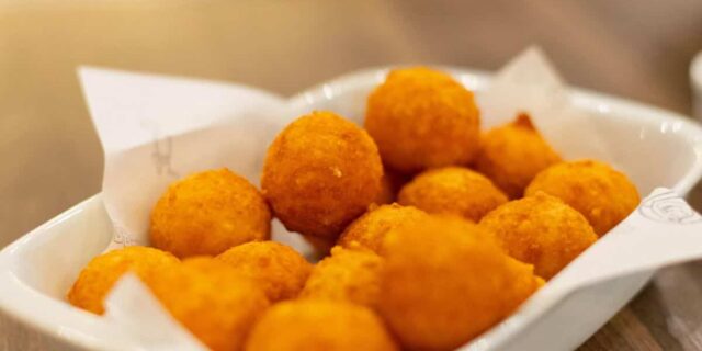 Dimenticate le zeppole dolci: questa versione salata sono assolutamente strepitose