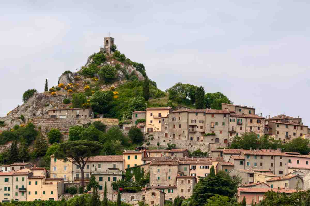 Il borgo che racconta il Rinascimento toscano: tra vigneti e ruscelli, sembra di stare in una fiaba