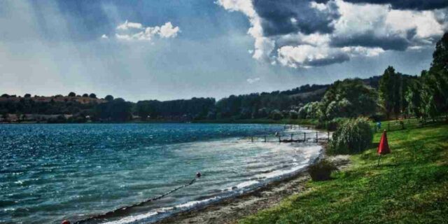 A due passi da Roma c'&egrave; un lago segreto in mezzo al verde: la fuga perfetta dalla citt&agrave;