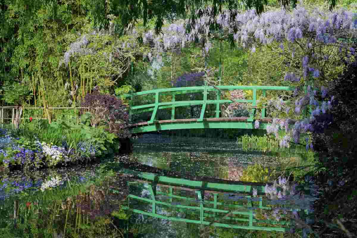 Visitare il Giardino di Ninfa è un’esperienza esclusiva e riservata: l’accesso è consentito solo tramite visite guidate in piccoli gruppi,