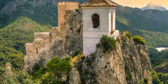 Un eremo arroccato su una parete a picco sul fiume: una meraviglia appena fuori Roma