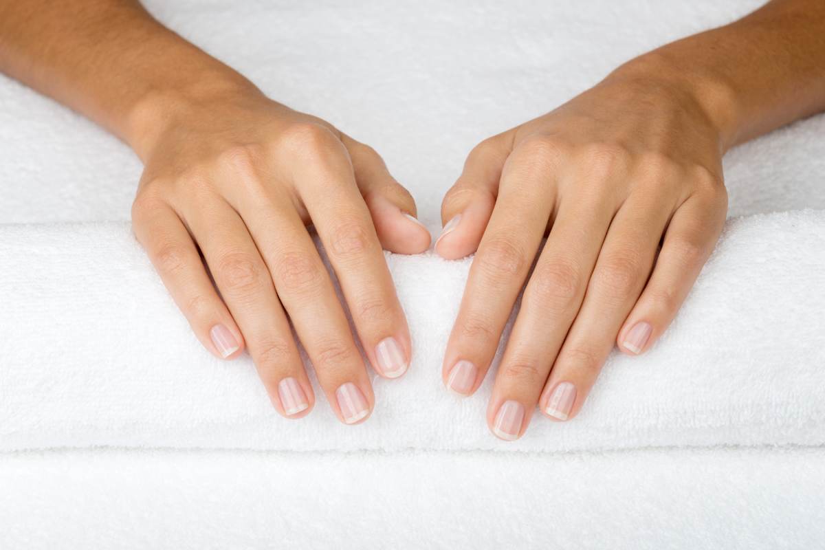 Altro che cremine, taglia le unghie in questo modo e le tue mani ringiovaniscono di 20 anni