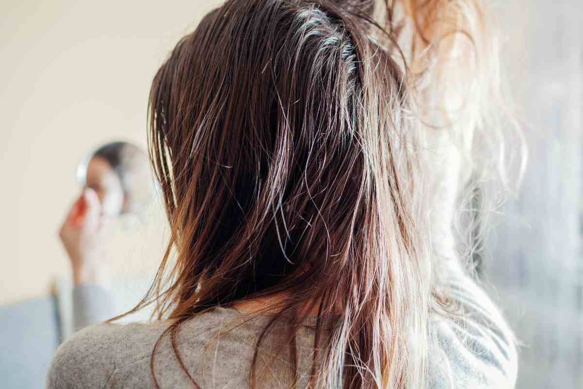 se hai i capelli sempre unti anche dopo lo shampoo stai facendo questo errore comune da Robadadonne.it se hai i capelli sempre unti anche dopo lo shampoo stai facendo questo errore comune