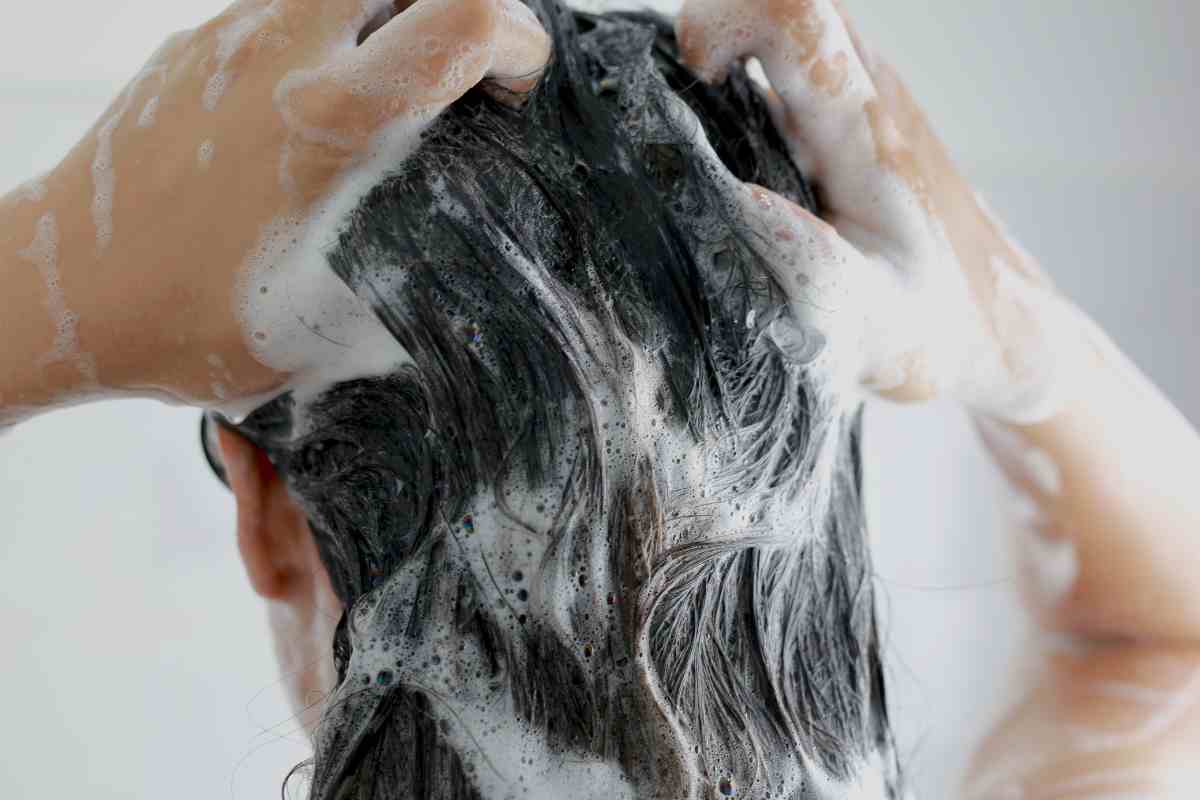 Se hai i capelli sempre unti anche dopo lo shampoo, stai facendo questo errore