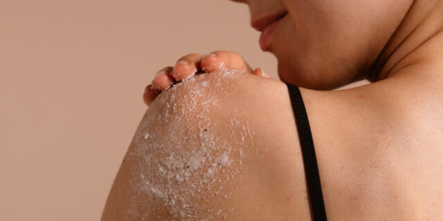 Routine corpo essenziale: detergente, scrub e crema senza complicazioni