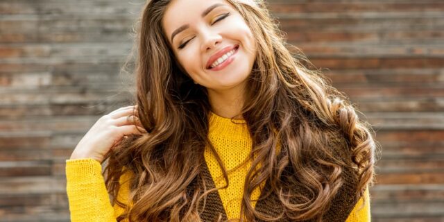Capelli e cambio di stagione: la guida definitiva per ritrovare morbidezza, forza e luminosità