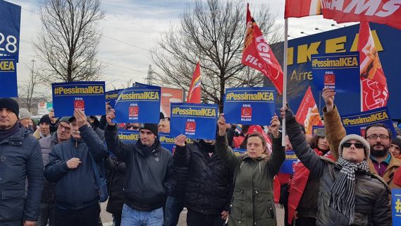 Ikea, sciopero lavoratori e solidarietà per la mamma licenziata a Corsico Ikea, sciopero lavoratori e solidarietà per la mamma licenziata a Corsico