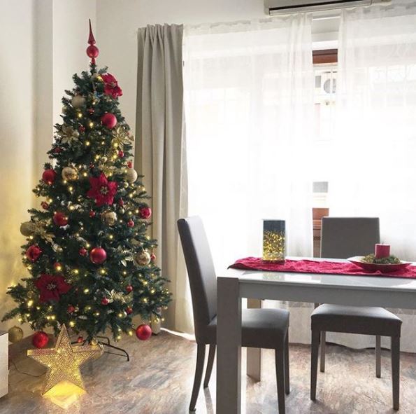 Lasciati ispirare dagli alberi di Natale e dalle decorazioni dei vip
