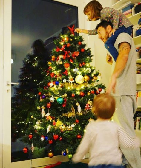 Lasciati ispirare dagli alberi di Natale e dalle decorazioni dei vip