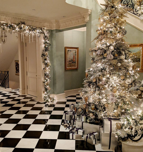 Lasciati ispirare dagli alberi di Natale e dalle decorazioni dei vip