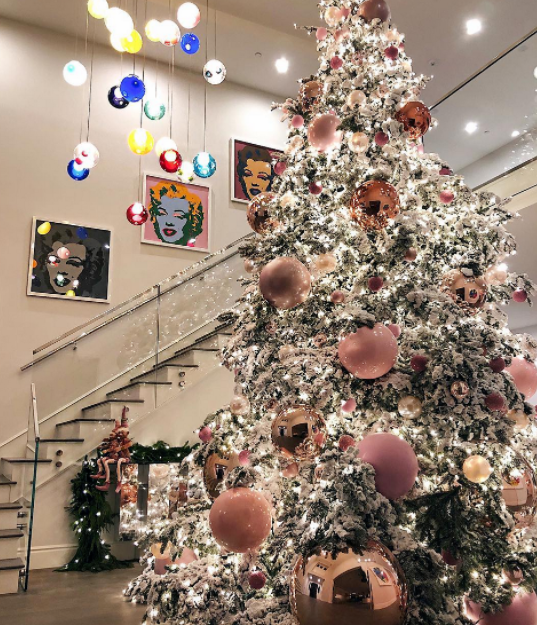 Lasciati ispirare dagli alberi di Natale e dalle decorazioni dei vip