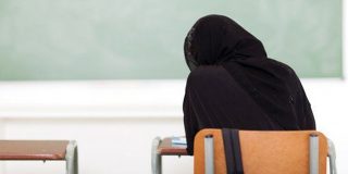rifiuta di indossare velo islamico