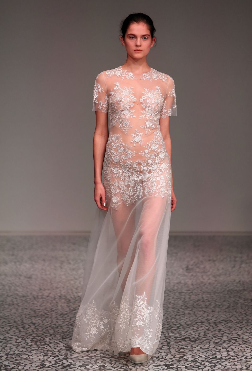 Chi ha il coraggio di indossare la prima tuta nuziale (e gli altri abiti da sposa) effetto nudo?