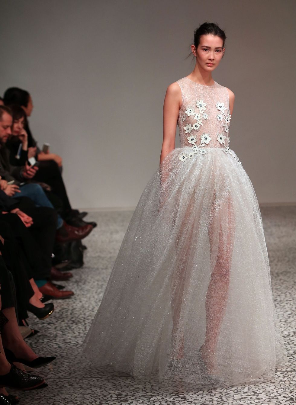 Chi ha il coraggio di indossare la prima tuta nuziale (e gli altri abiti da sposa) effetto nudo?