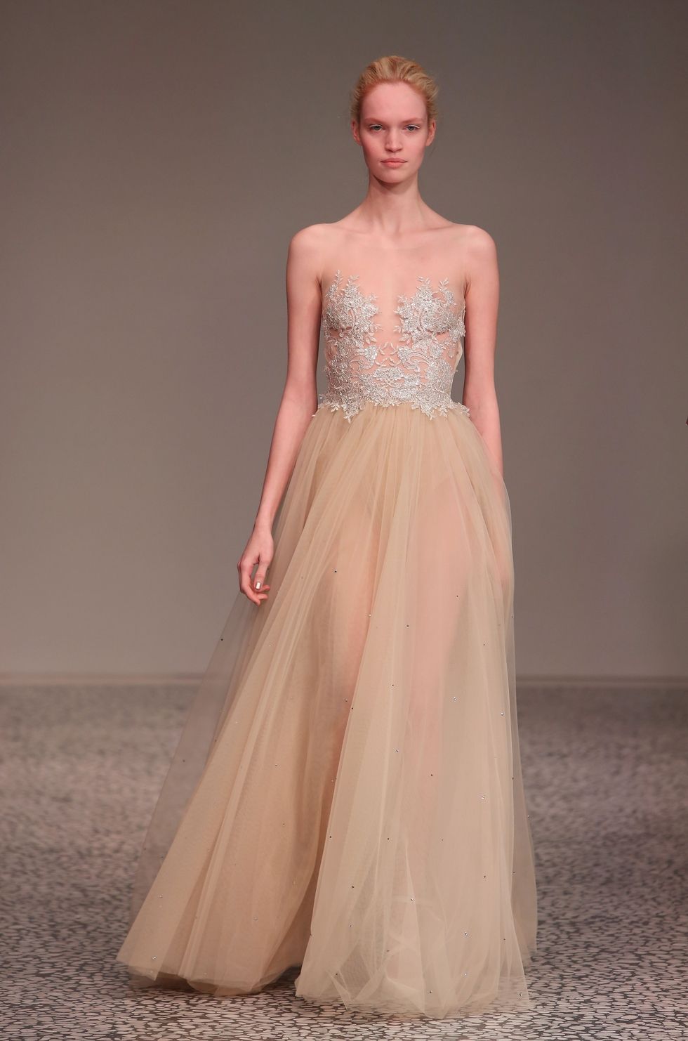 Chi ha il coraggio di indossare la prima tuta nuziale (e gli altri abiti da sposa) effetto nudo?