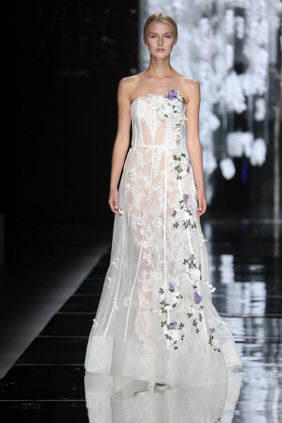 Chi ha il coraggio di indossare la prima tuta nuziale (e gli altri abiti da sposa) effetto nudo?