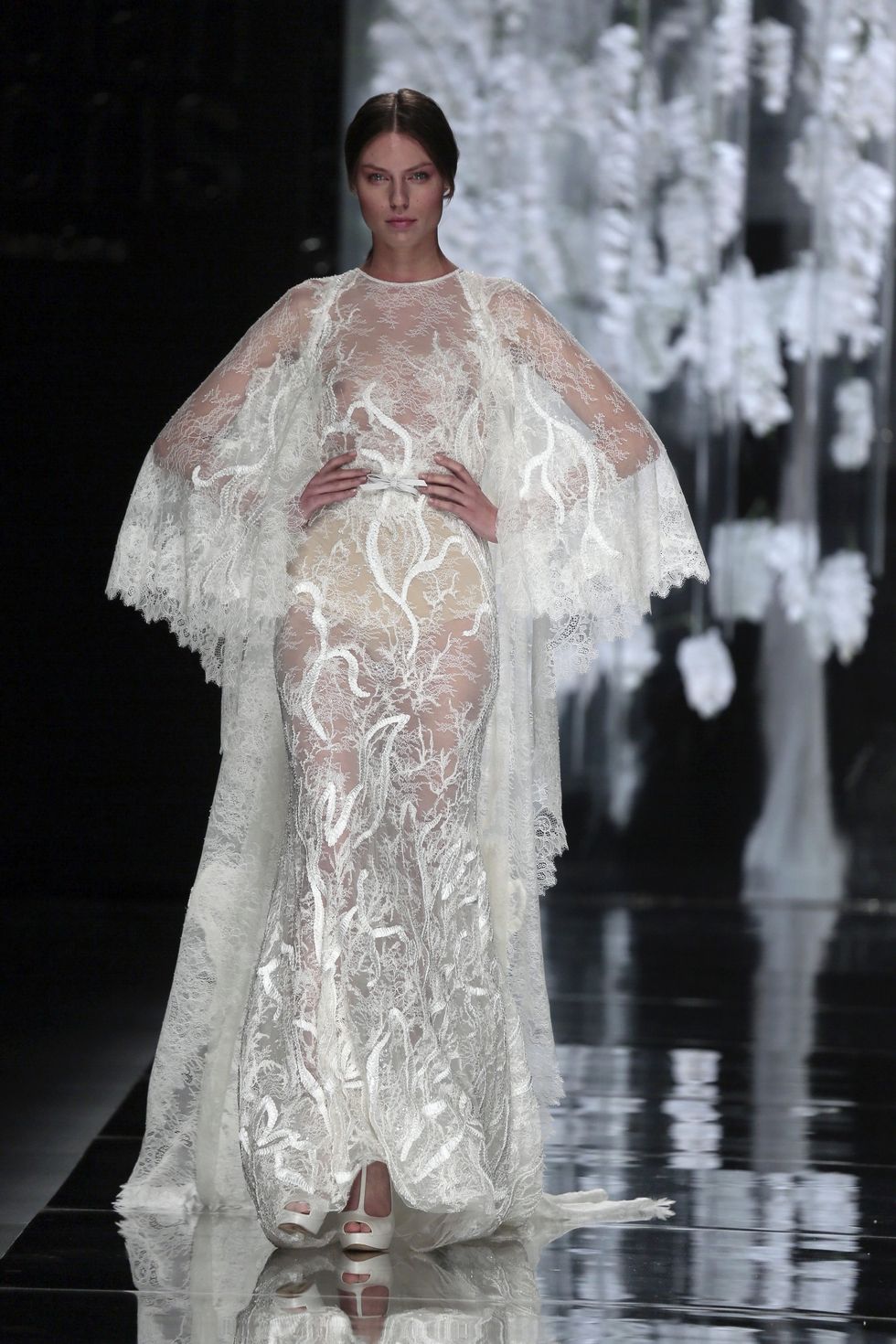 Chi ha il coraggio di indossare la prima tuta nuziale (e gli altri abiti da sposa) effetto nudo?