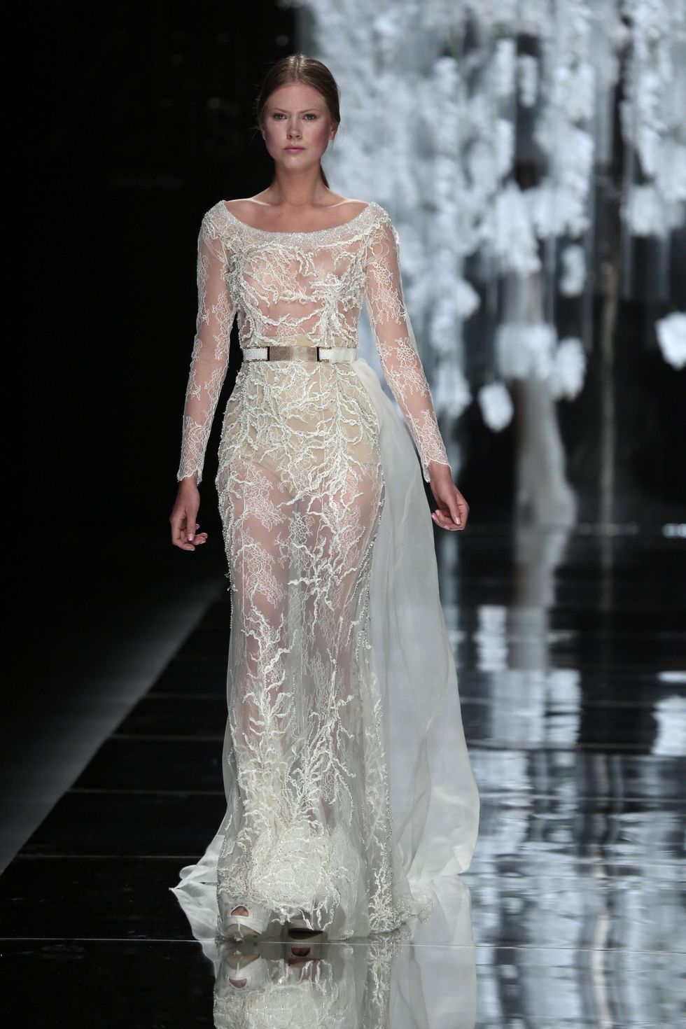 Chi ha il coraggio di indossare la prima tuta nuziale (e gli altri abiti da sposa) effetto nudo?
