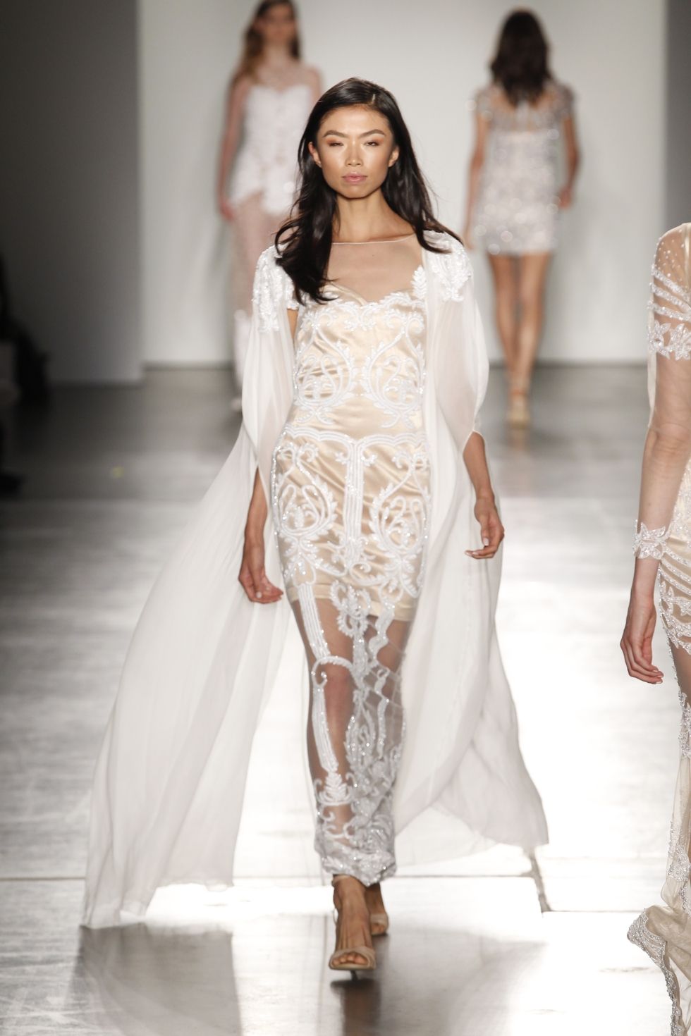 Chi ha il coraggio di indossare la prima tuta nuziale (e gli altri abiti da sposa) effetto nudo?