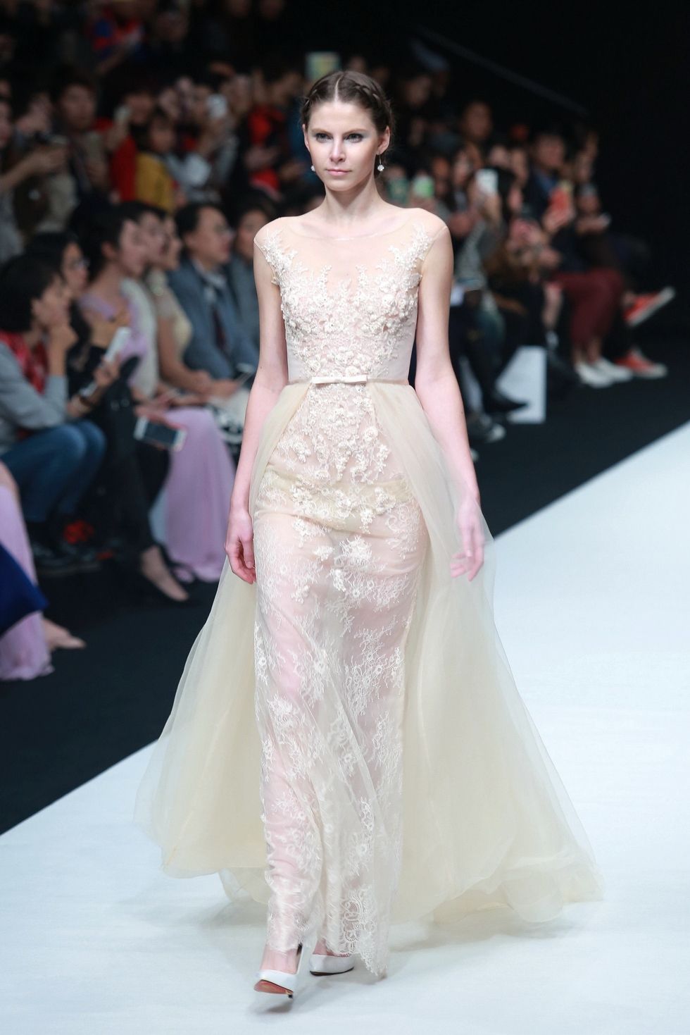 Chi ha il coraggio di indossare la prima tuta nuziale (e gli altri abiti da sposa) effetto nudo?