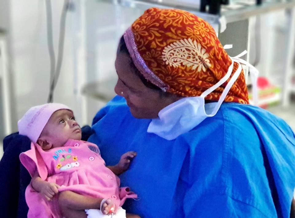 Manushi, la bambina prematura più piccola del mondo torna a casa