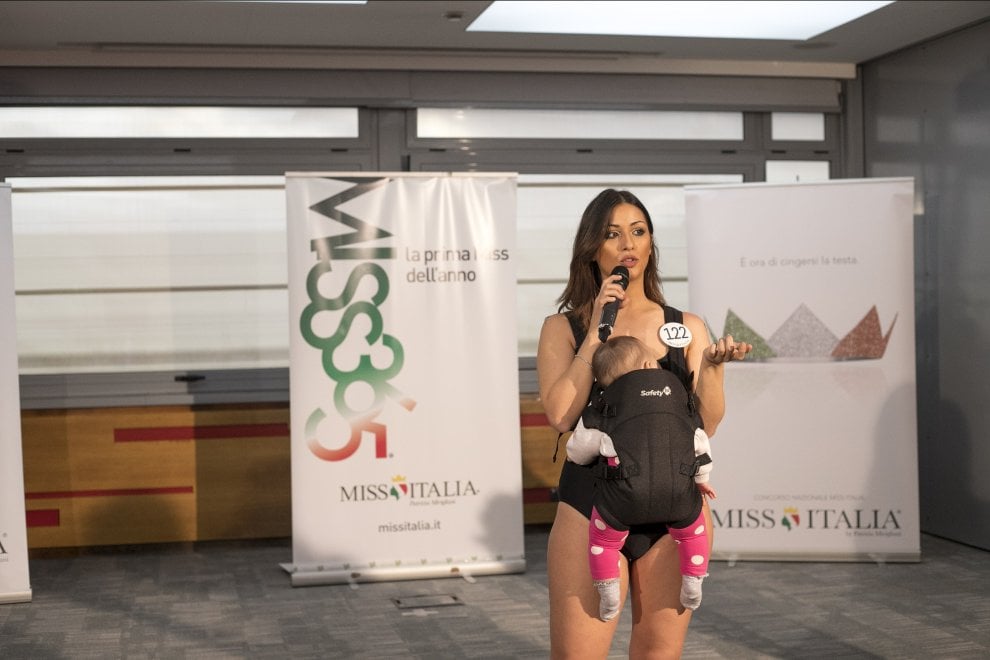 Chi sono le nuove aspiranti Miss Italia: una sfila con il bambino in fasce